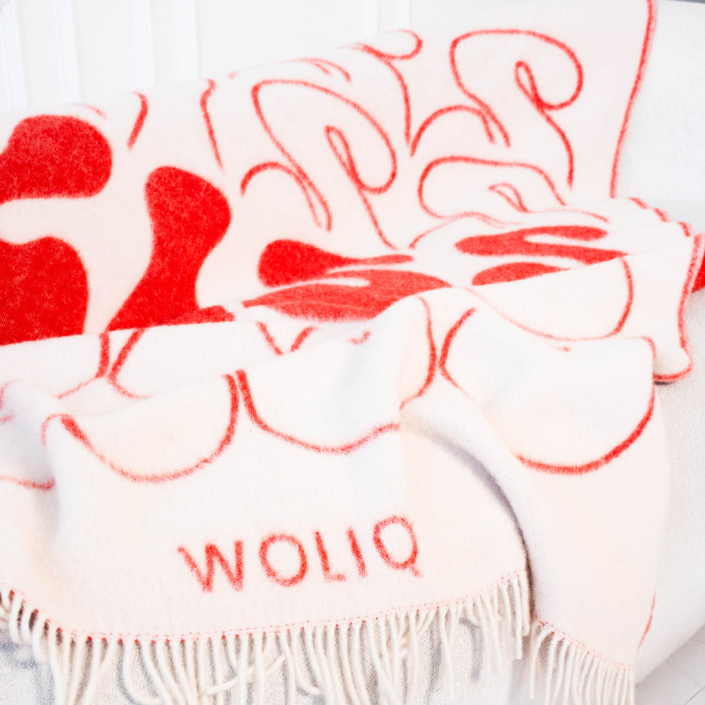 Close-up of red and white wool blanket texture – WOLIQ Bold Kiss