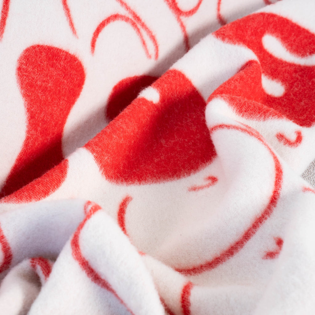 Detailed texture of red and white wool blanket – WOLIQ Bold Kiss