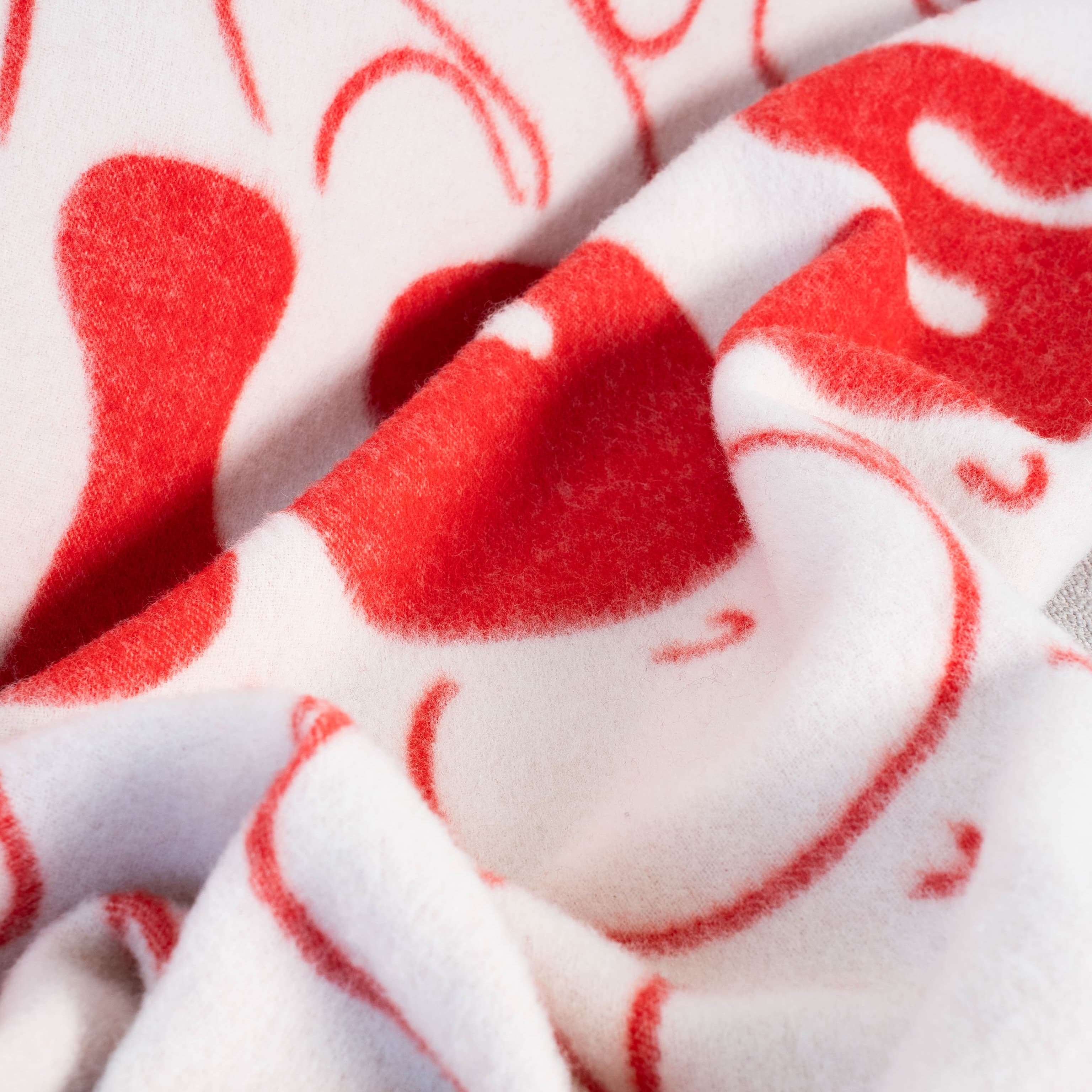 Detailed texture of red and white wool blanket – WOLIQ Bold Kiss