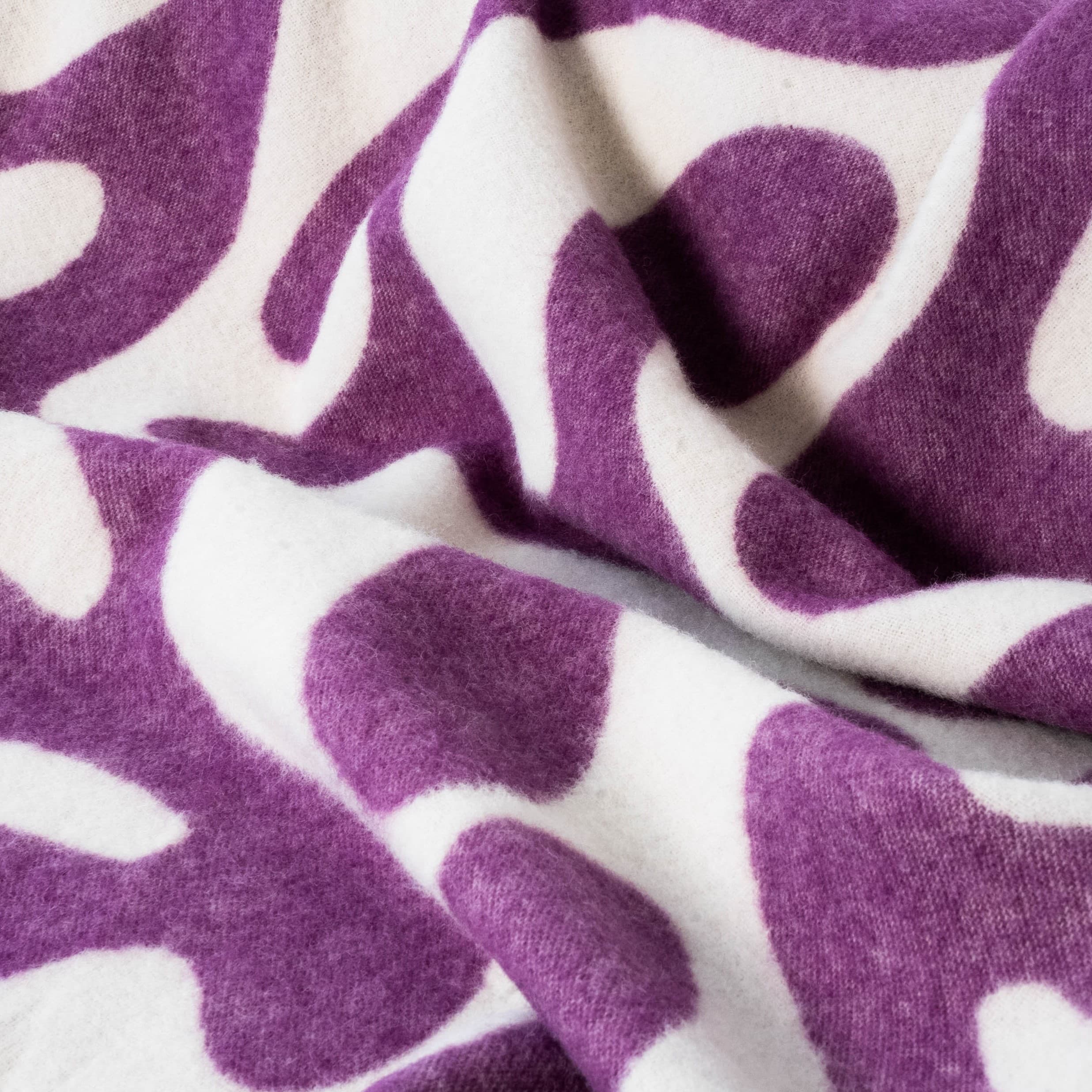 Texture detail of violet and white curved flow wool blanket – WOLIQ Calm Swirl