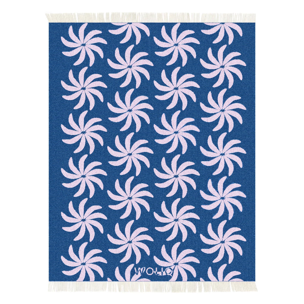Blue and lilac floral wool blanket – WOLIQ Coastal Bloom front view