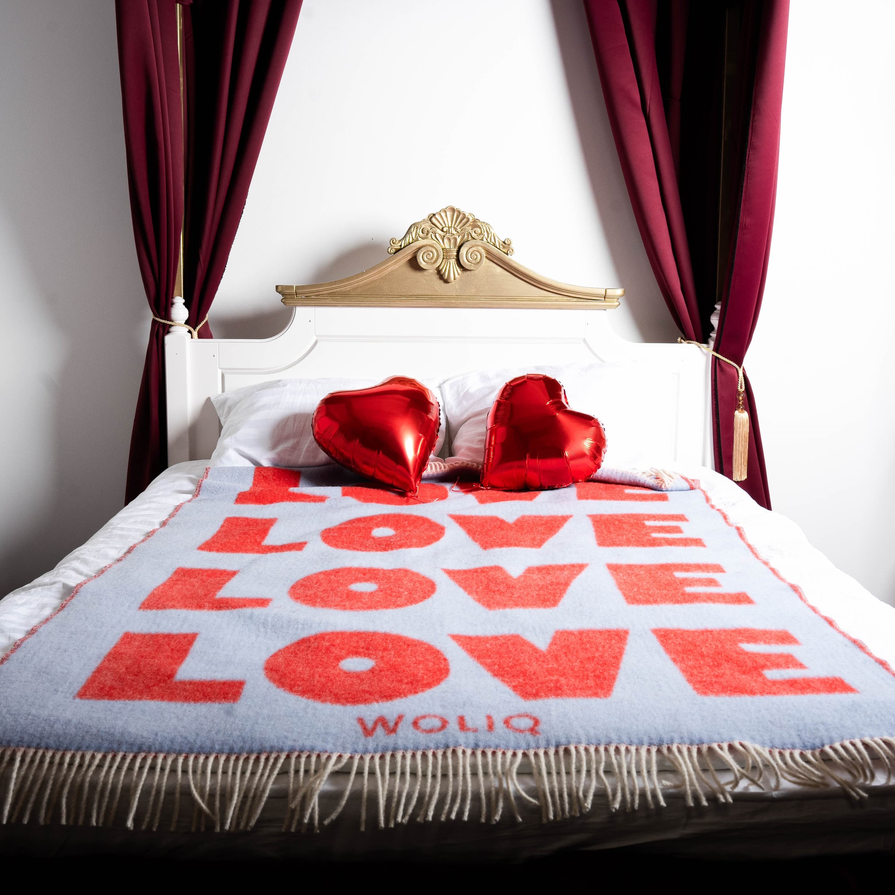 Red and light blue text pattern wool blanket on bed – WOLIQ Endless Love