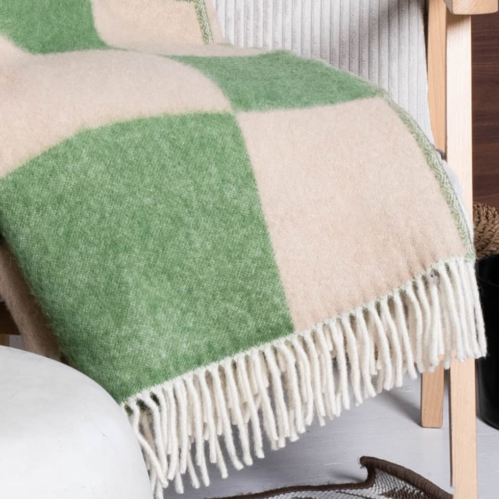 Texture detail of green and beige cube illusion wool blanket – WOLIQ Gentle Shift