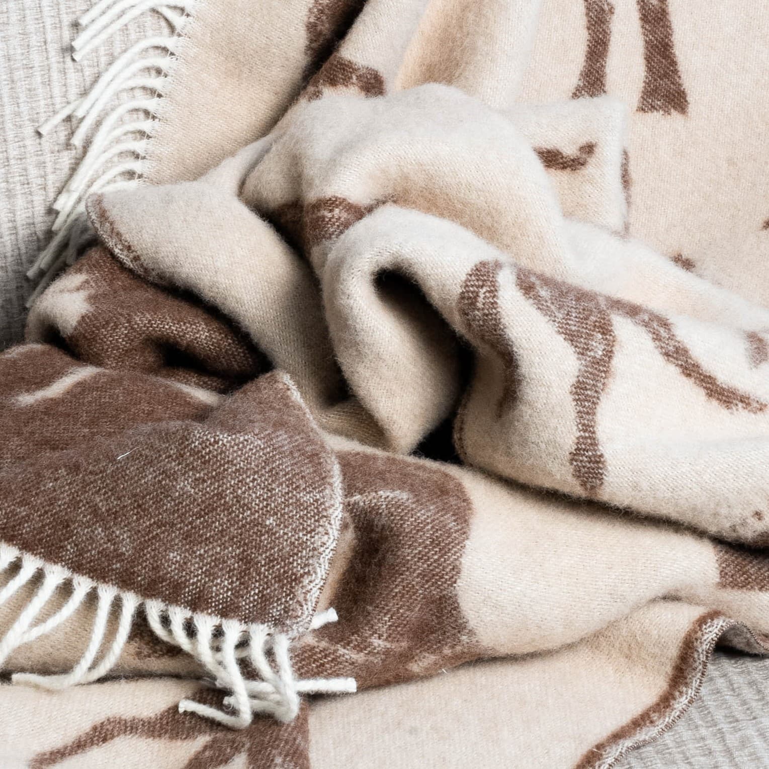 Texture detail of brown horse pattern wool blanket – WOLIQ Gentle Wild
