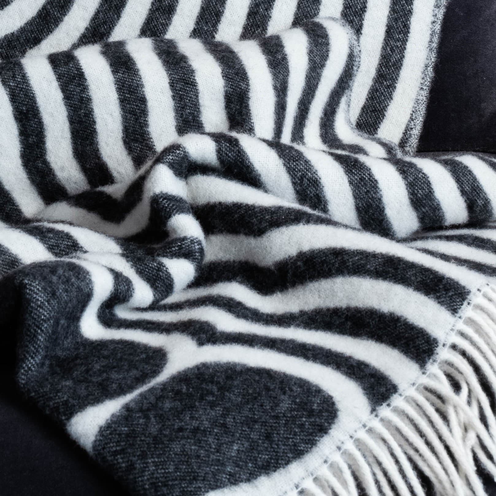 Texture detail of black and white illusion text wool blanket – WOLIQ Illusion Wave