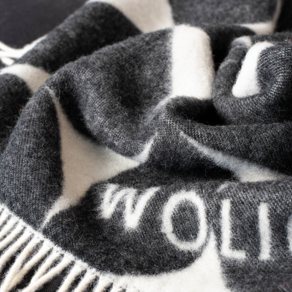 Texture detail of black and white Bauhaus wool blanket – WOLIQ Mono Bauhaus