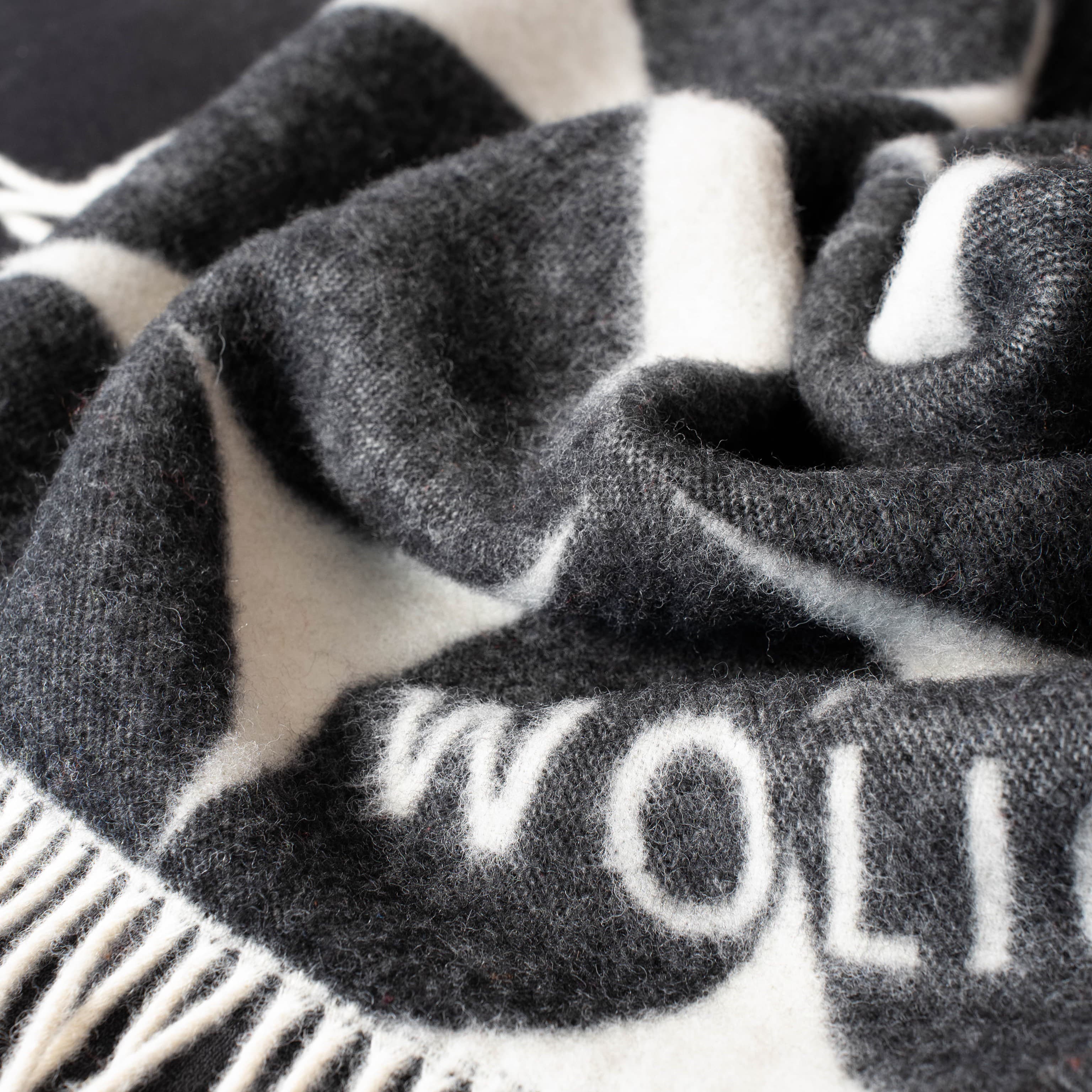 Texture detail of black and white Bauhaus wool blanket – WOLIQ Mono Bauhaus