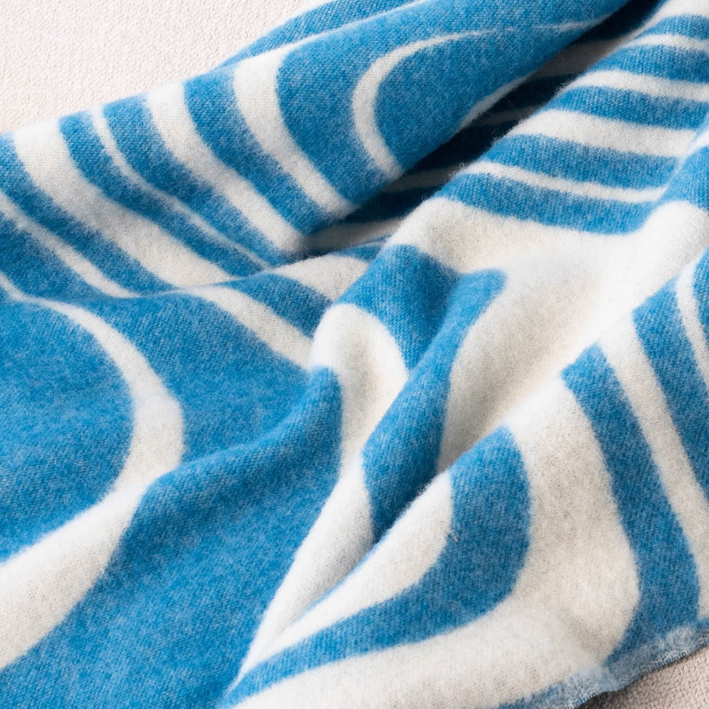 Texture detail of blue and white wavy pattern wool blanket – WOLIQ Ocean Rhythm