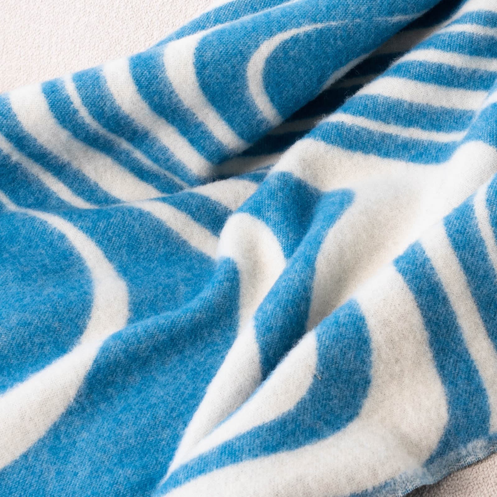Texture detail of blue and white wavy pattern wool blanket – WOLIQ Ocean Rhythm