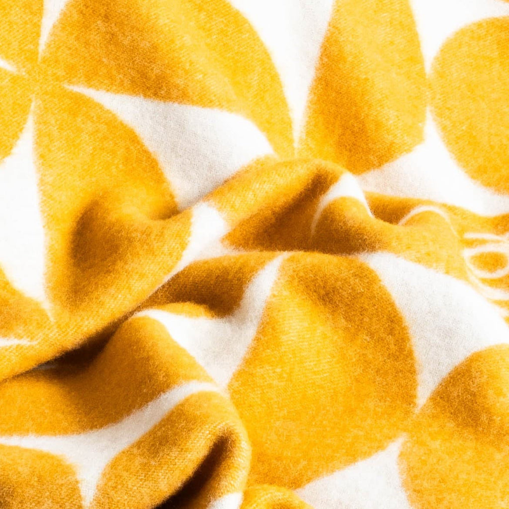 Texture detail of yellow and white Bauhaus wool blanket – WOLIQ Solar Bauhaus