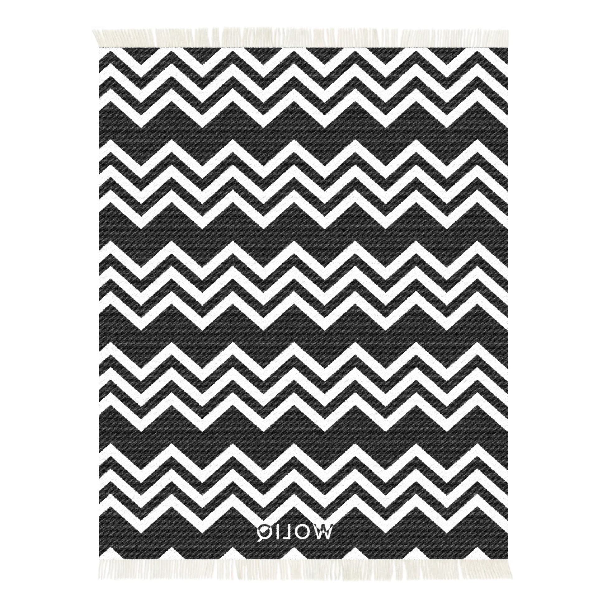 Black and white wool blanket reverse – WOLIQ Static Motion back view