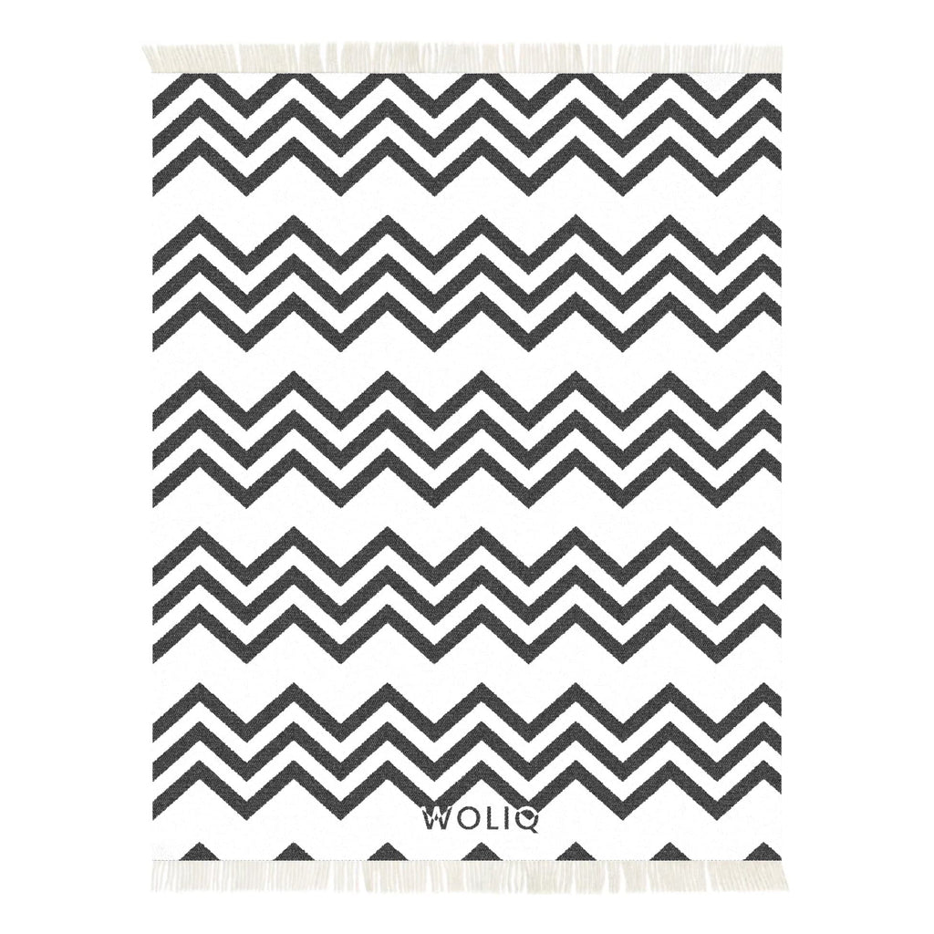 Black and white zigzag wool blanket – WOLIQ Static Motion front view