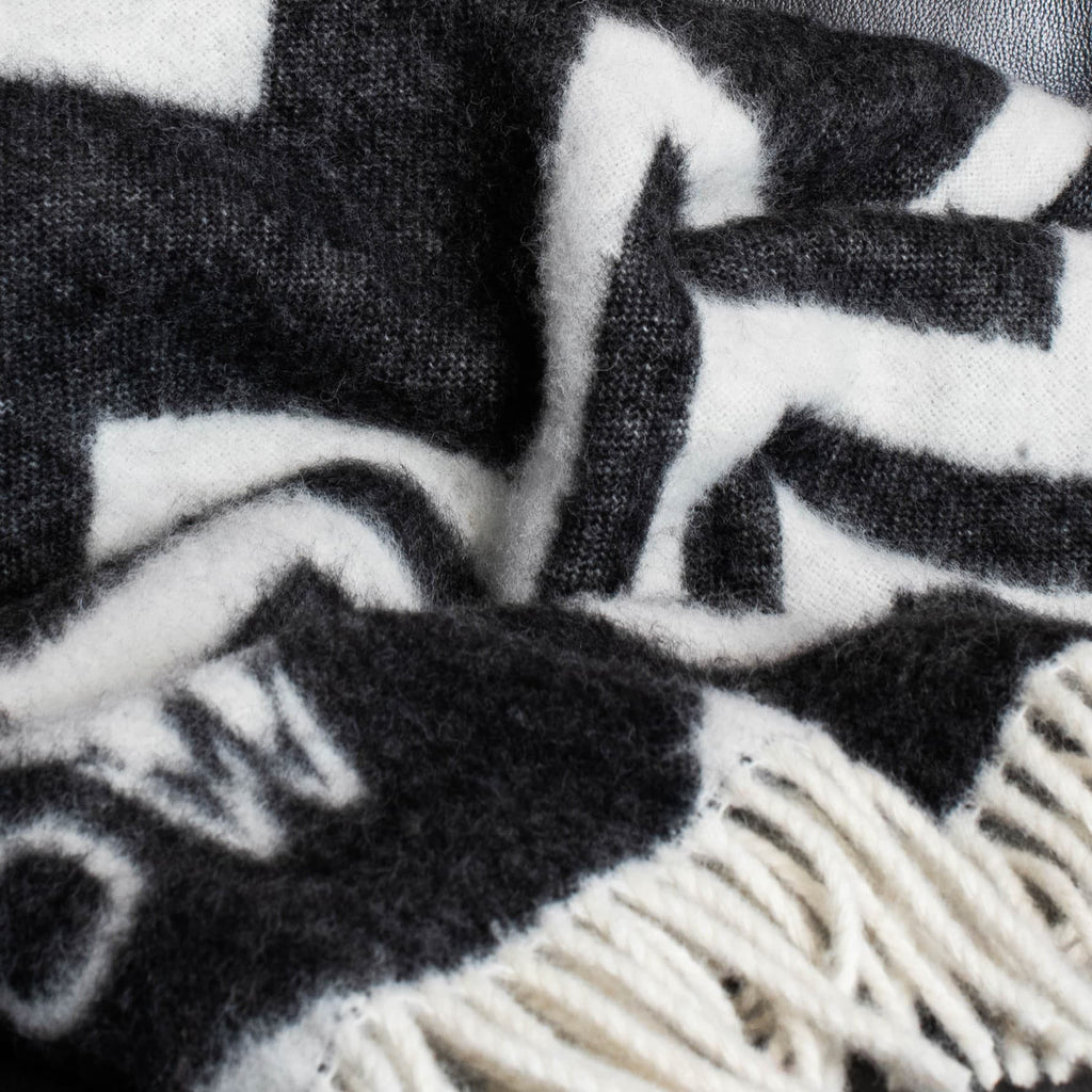Texture detail of zigzag wool blanket – WOLIQ Static Motion
