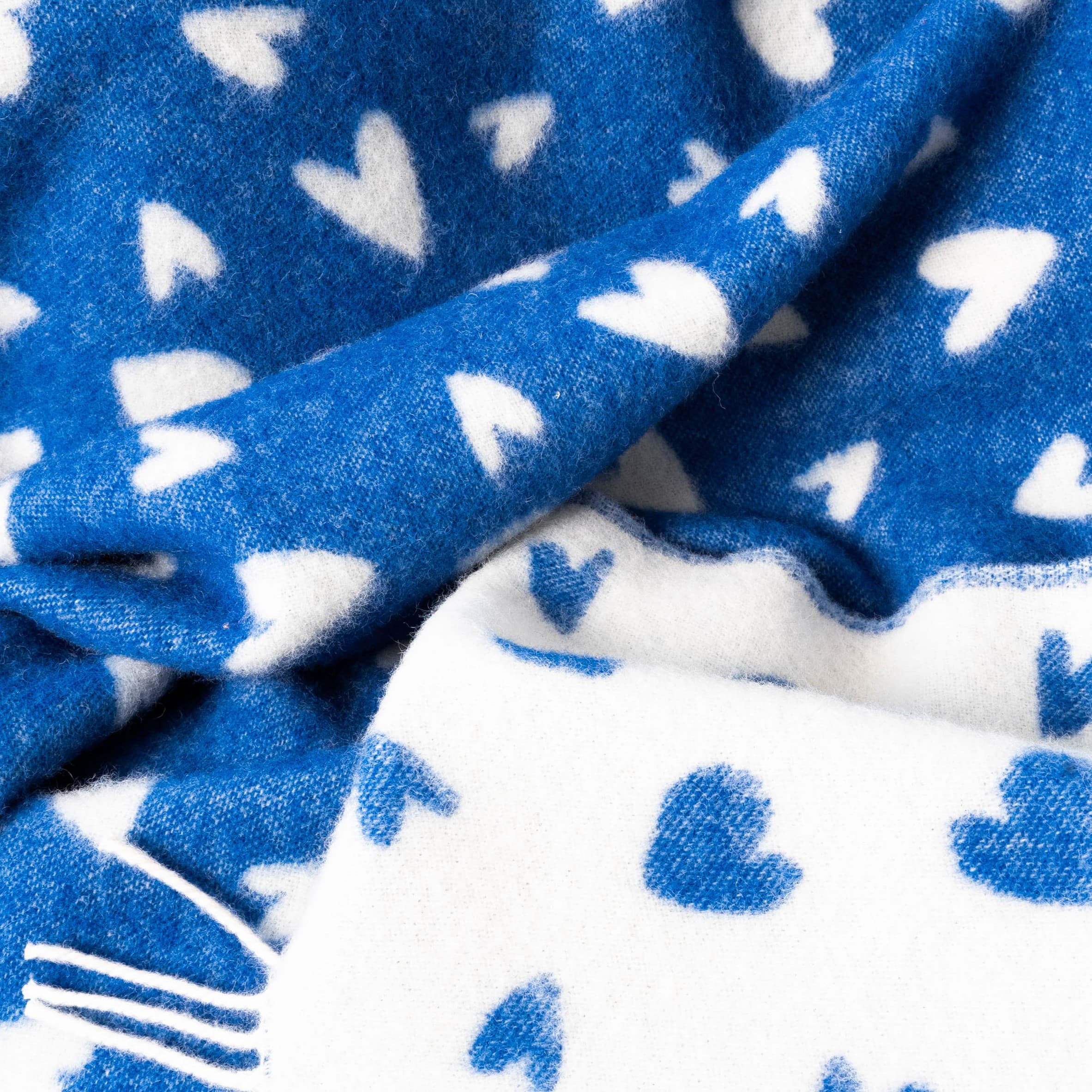 Texture detail of white and blue heart pattern wool blanket – WOLIQ Tender Drift